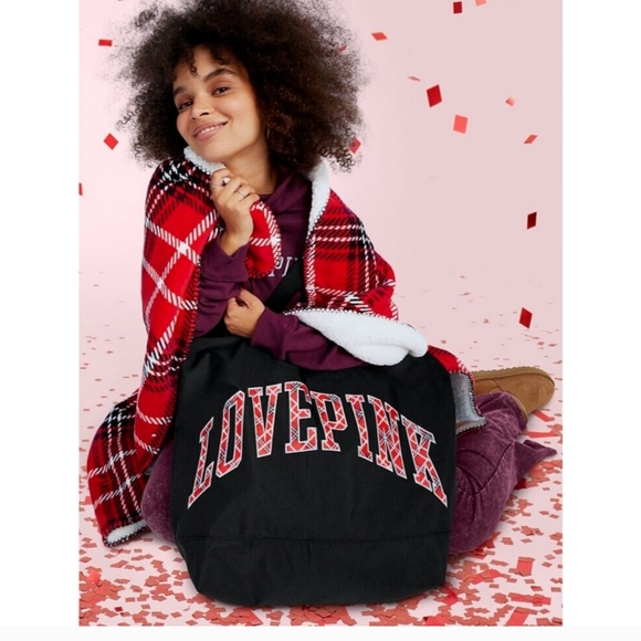 VICTORIA'S ❤️❤️SECRET PINK CHRISTMAS PLAID TOTE AND BLANKET💚❤️💚 - Picture 1 of 8
